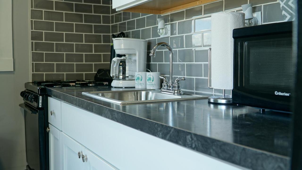 Alexander'S Landing Aparthotel Монтичело Екстериор снимка